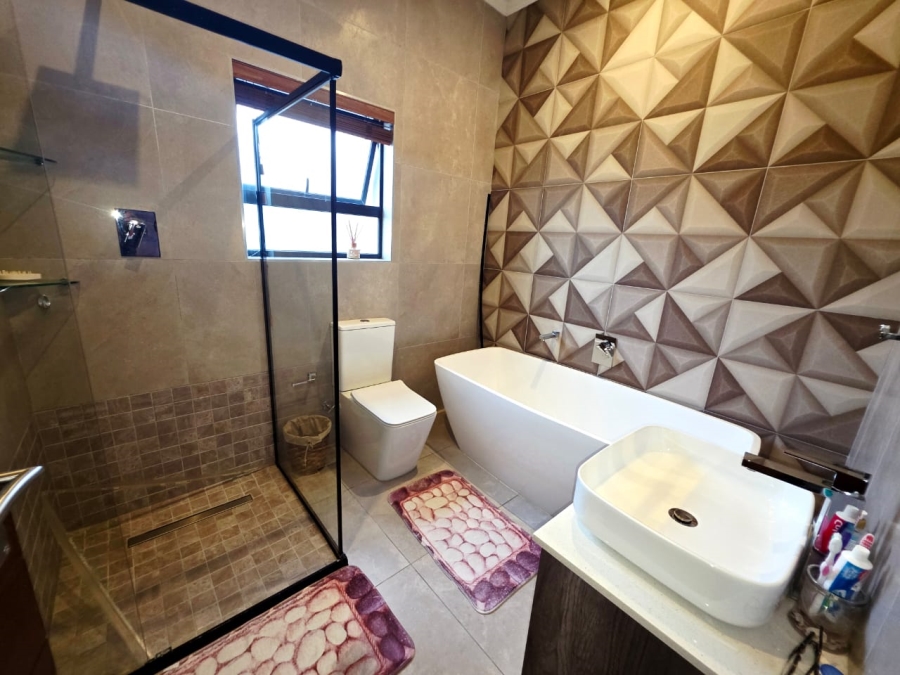 5 Bedroom Property for Sale in Sandown Western Cape